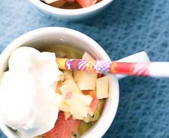 Fruktsallad med vit chokladkesella