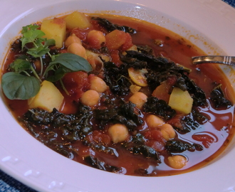 Italiensk vegosoppa med svartkål, tomater och kikärtor