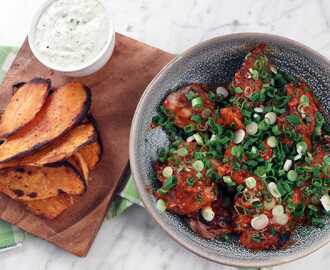 Buffalo chicken thighs med blue cheese dip