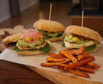 Haloumiburgare med guacamole, mangochilisalsa, picklad rödlök och sötpotatispommes