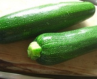 Zucchini och rödspättarullar med grön ärtpesto