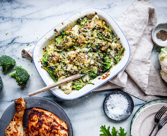 Ekologisk middag med ugnsrostad kyckling och broccoligratäng.