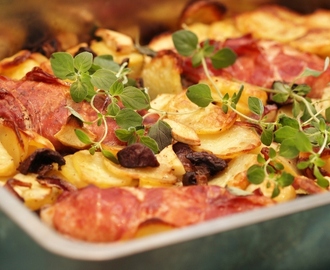 Parmalindad kycklingfilé fylld med parmesan och oregano - på plåt i ugnen med rotfrukter och svamp