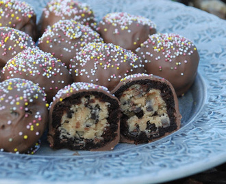 Chokladdoppade kladdkakebollar med kakdegsgömma