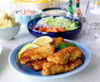 Tunnbrödsrulle med panerad fisk, räksallad, remouladsås och potatismos