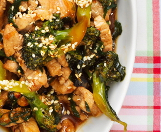 Pork teriyaki med nudlar, rostad broccoli, sesam och snabblagad kimchi