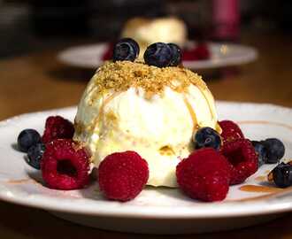 Mascarponecheesecake med färska hallon och blåbär