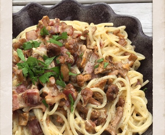 SPAGETTI CARBONARA MED GULA KANTARELLER & CHEDDAROST