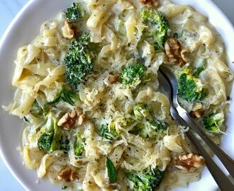 Malin Sofia Magdalena Jansson on Instagram: “? Krämig broccoli- & ädelostpasta ? Blev sugen på pasta till #middag ikväll trots värmen ? Har spenderat drygt 6 timmar i solen vid sjön…”