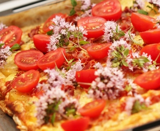 Smördegsflan med färskpotatis, tomater, parmesan och prosciutto