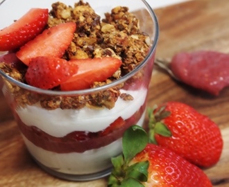 Mellanmål med yoghurt och hälsosam jordgubbssylt
