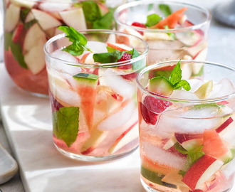 Vit sangria med melon och hallon