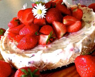 Morsdagstips: Frozen cheesecake med vit choklad och jordgubbar.