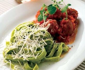 Italiensk tomatsås med köttbullar och tagliatelle