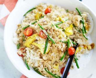 Fried rice med grönsaker och ägg