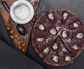 Mandel- och nougatcheesecake med chokladsnäckor & flingsalt