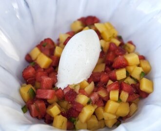 Mango- och jordgubbssalsa med vaniljglass