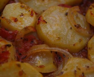 Potatis med oregano och tomater i ugn