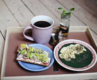 frukosttips: spirulinasmoothie & finn crips med rädisor och dill.