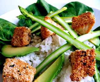 Sprängd sushi med sparris, babyspenat och avokado