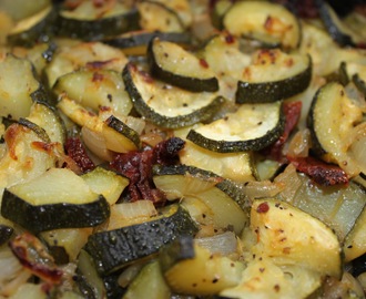 Ugnsbakad zucchini med soltorkade tomater