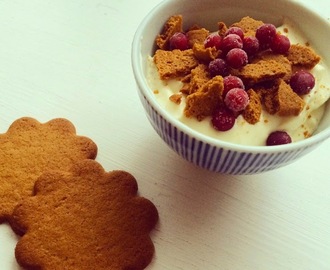 Efterrätt till jul - vit chokladmousse med pepparkaka och lingon