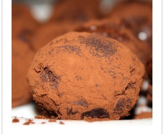 Mörk chokladtryffel med rostad hasselnöt och nougat.
