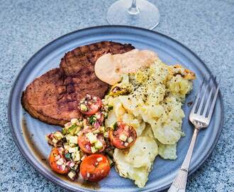 Panngrillad skink-kotlett med potatisgratäng, bearnaisesås och tomatsallad