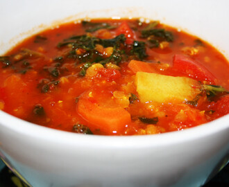 Tomatsoppa med grönsaker och linser