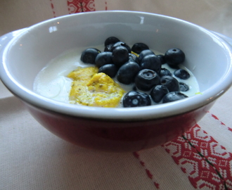 Lyxig Luciafrukost med saffransdoftande, glutenfri hirsmannagrynsgröt och blåbär