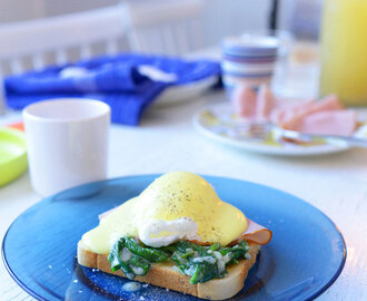 Ägg Benedict – pocherat ägg, skinka/lax, spenat och hollandaise på toast
