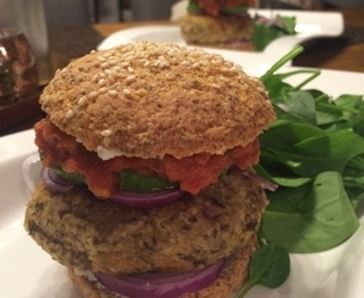 Vegansk burgare med glutenfritt hamburgerbröd