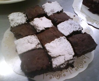 Brownie med  chokladbitar, pekannötter m m!