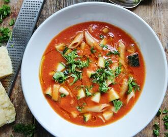 Minestrone med havrepasta och parmesan