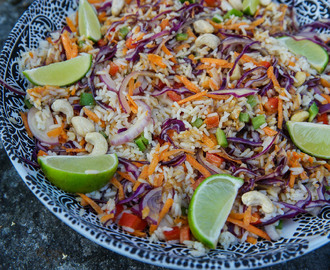 Thailändsk sallad med kokosris och jordnötsdressing