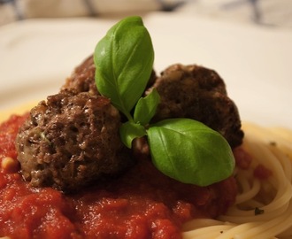 Köttbullar med mozzarella och basilika + tomatsås