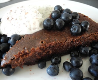 Kladdkaka med smält mörk choklad