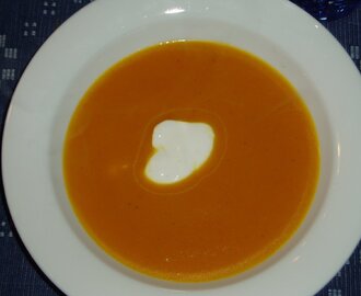 Currydoftande morotssoppa med ingefärsyoghurt