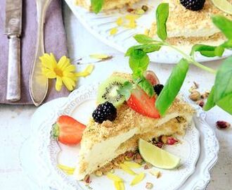 Frozen cheesecake med lime och pistaschmandel