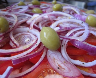 Tomatsallad med basilika och oliver