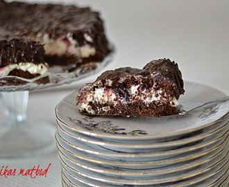 Chokladkaka med grädde och körsbär