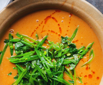 Vegetarisk Thailändsk linssoppa med aromatisk chiliolja