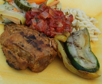 Indisk fläskytterfilé med pestospaghetti, marinerade grönsaker och tomatsås