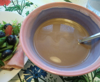 Frukost med kryddigt chokladkaffe och mumsiga mackor