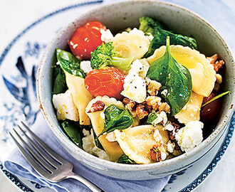 Fylld färsk pasta med fetaost, spenat och valnötter