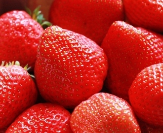 Marmelad på jordgubbar och rabarber