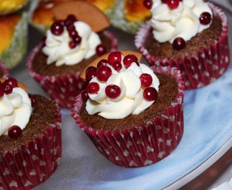 Pepparkakscupcakes med cream cheese-frosting och lingon