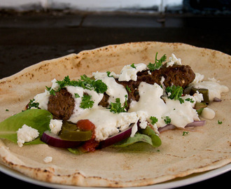 Kebabspett med libabröd och goda tillbehör