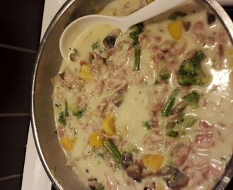 Snabb baconröra med sparris, broccoli och mozzarella till pasta