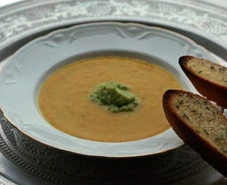 Älskade vardagsmat - värmande soppa med mandelpesto och vitlöksbröd